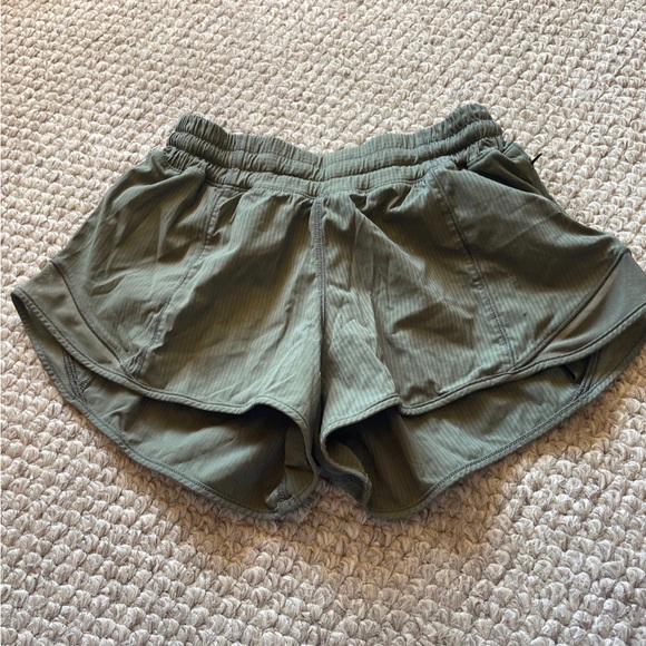 lululemon athletica hotty hot shorts size 4 green - LINER CUT OUT - Picture 2 of 3